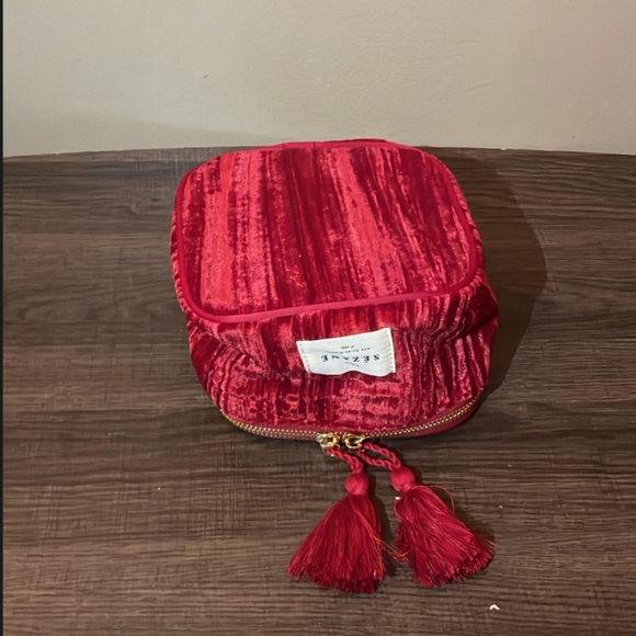 Sezane red velvet vanity case - Picture 3 of 5